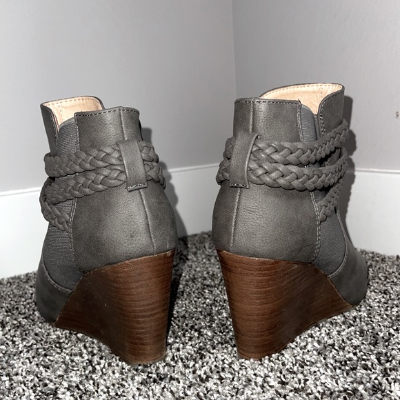 Size 9 gray/brown wedge heel - Picture 3 of 3